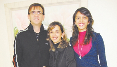 Prestigiando os eventos no Teatro Sesi:  casal José de Alencar Figueiredo - Glória  e a filha Laura